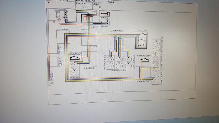 Foto av en datorskärm som visar ett detaljerat kopplingsschema för husets elsystem.