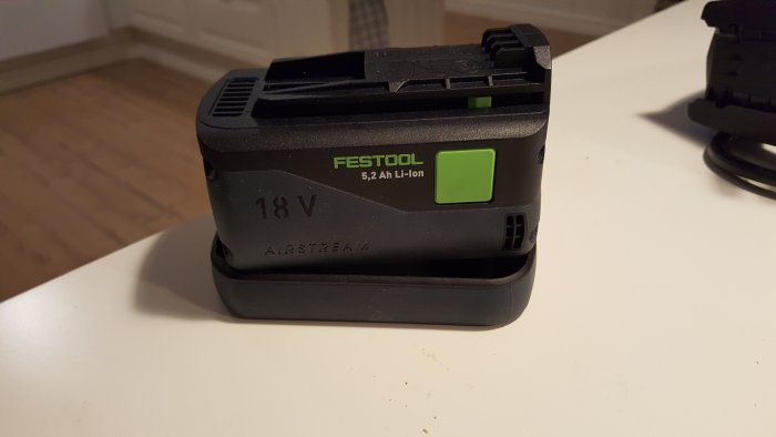 Festool 18V 5,2Ah Li-Ion batteri på ett bord, eventuellt för stort för användning.