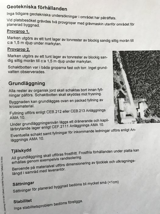 En sida ur en bygginstruktion med rubriker som Geotekniska förhållanden, Grundläggning, Tjälskydd samt en markprofilbild.