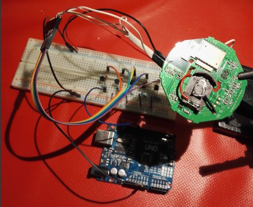 Elektronikprojekt med Arduino UNO och breadboard på röd bakgrund.