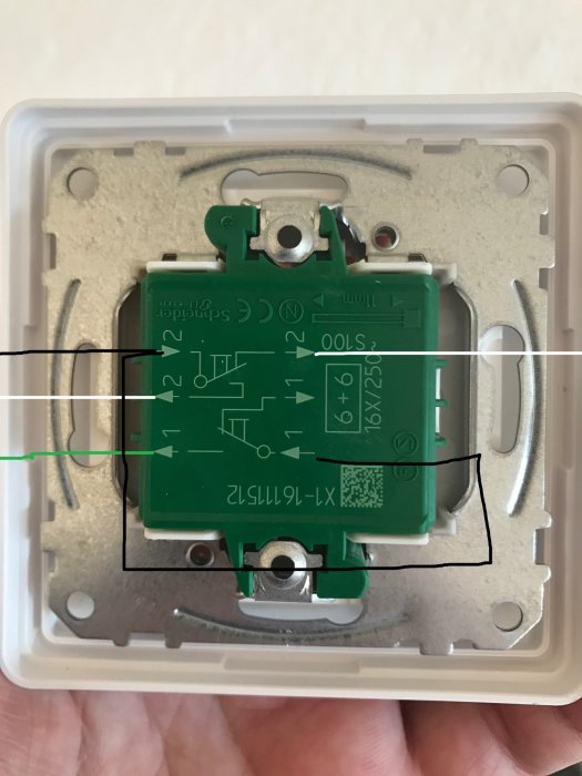 Öppen elektrisk vägguttag med synlig grön kretskort och ledningar enligt diskussionsinlägg.