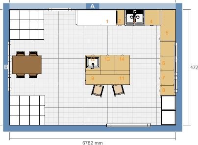 2D-layout av ett kök med skafferi, nedgång till källare, köksö, spis, vedspis och matbord som markerade element.