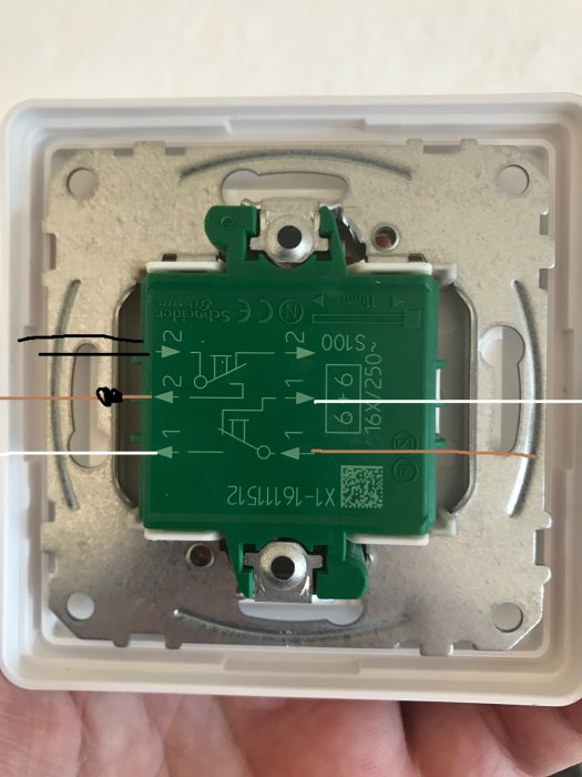 Elektrisk installationsväggbox med synlig grön kretskortsmodul och ledningsanslutningar.