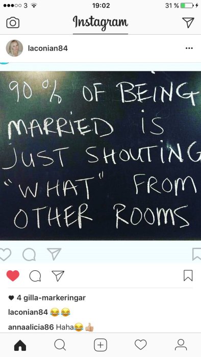 Skärmavbild av Instagram-post som visar en tavla med texten "90% OF BEING MARRIED IS JUST SHOUTING 'WHAT' FROM OTHER ROOMS