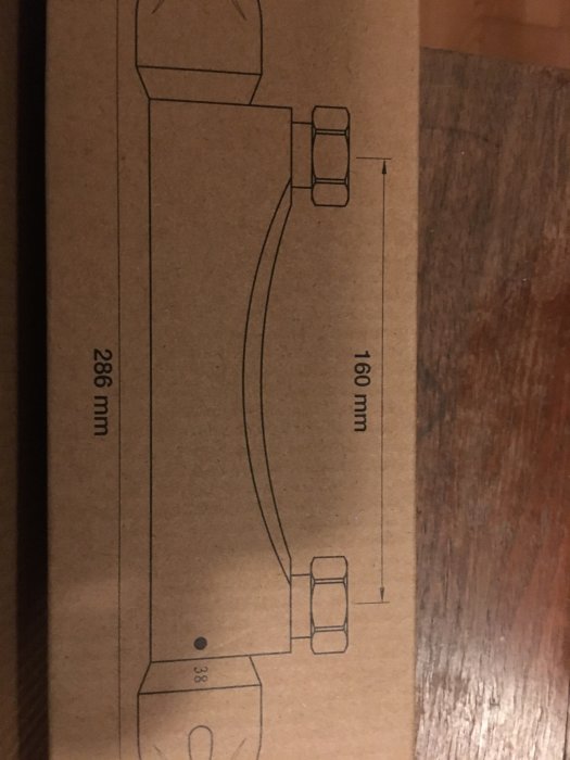 Schematisk ritning av rörkoppling markerad med dimensioner, 160 mm bredd med muttrar, på en kartong.