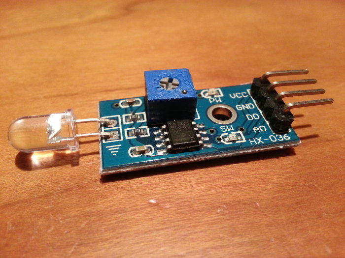 Elektronisk sensormodul med avklippt fotoresistor och synliga komponenter för att mäta elförbrukning.