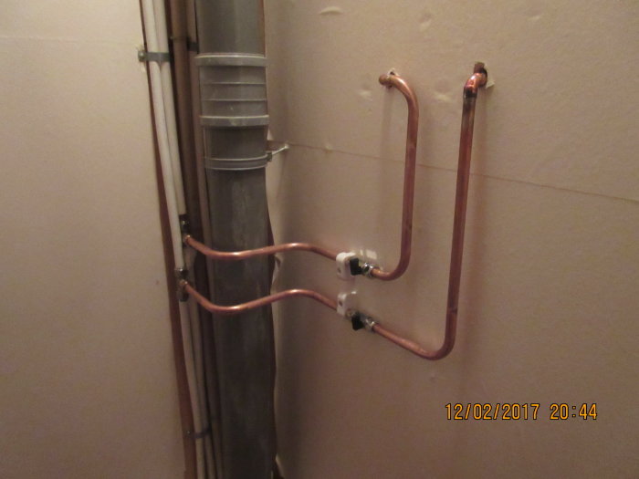 Kopparrörinstallation för duschblandare med bockade rör och påmonterade ballofixer.