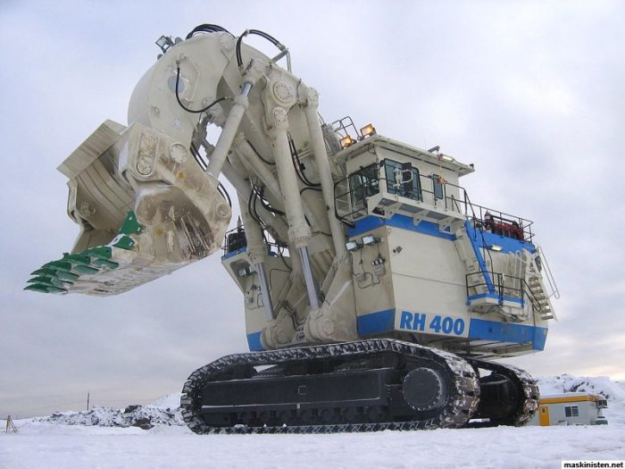 Stor grävmaskin RH 400 på band i snöig terräng, som används för tunga grävarbeten.