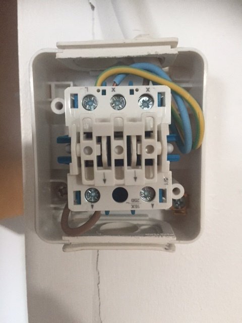 Elektrisk anslutning med felaktigt dragna kablar i öppen strömbrytarlåda, utanpåliggande installation.