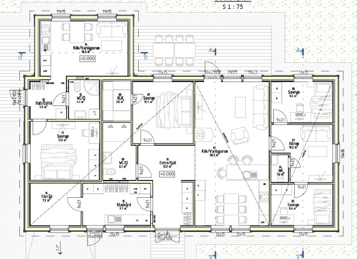 Arkitektonisk ritning av en planlösning för ett hus utan garage med benämnda rum och mått.