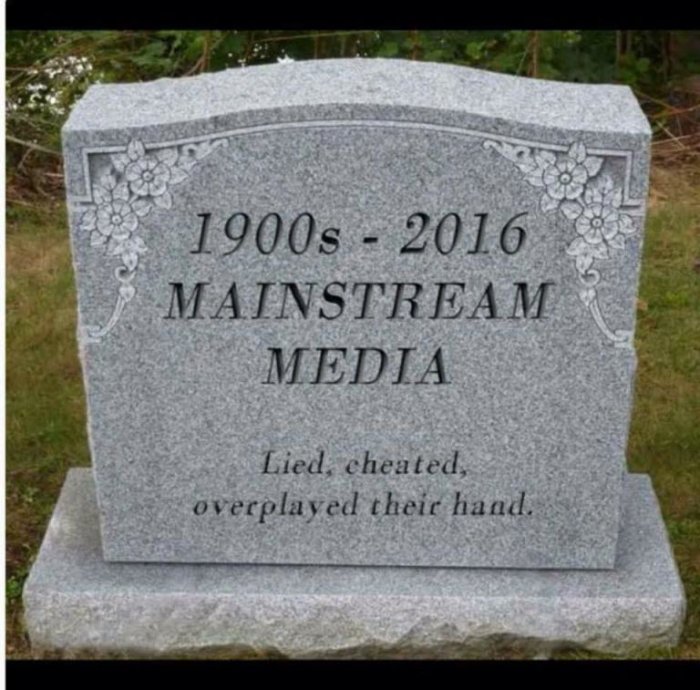 Gravsten med texten "1900s - 2016 MAINSTREAM MEDIA" och orden "Lied, cheated, overplayed their hand.