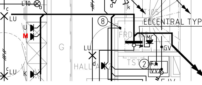 En teknisk ritning av en byggnad med markerat mikrovågsuttagsläge med ett rött 'M' och sträckan till el-centralen.