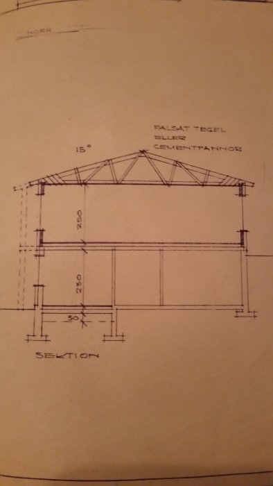 Sektionsritning av ett hus med måttangivelser och takstolar, märkt "FALSKT TEGEL ELLER CEMENTPANNOR".