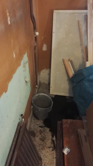 Renoveringsarbete med borttaget element och förberett utrymme för leca block vid reparerad grund.