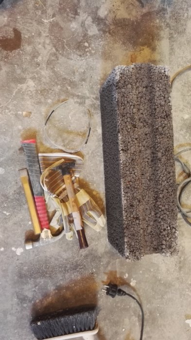 Lecablock står på ett golv med verktyg och byggmaterial, förberett för reparation.