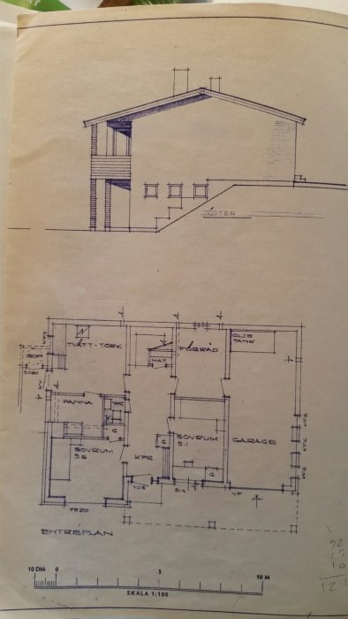 Ritning av husfasad och planlösning för entréplan, skala 1:100.