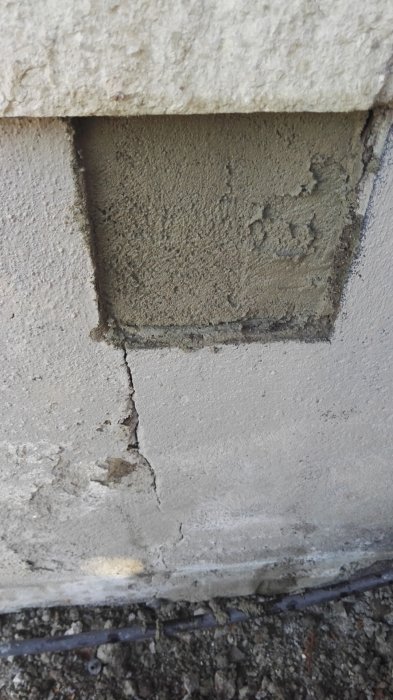 Betongarbete med en sparad centimeter på kanten för nästa byggprojekt; putsad yta behöver torka.