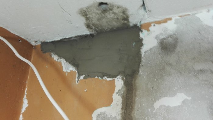 Nytilllagd betong i väggutrymme för att spara plats för framtida renoveringar.
