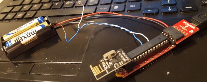 DIY-projekt med batteridriven slim-node, lösa trådar och elektronikkomponenter på en laptop.