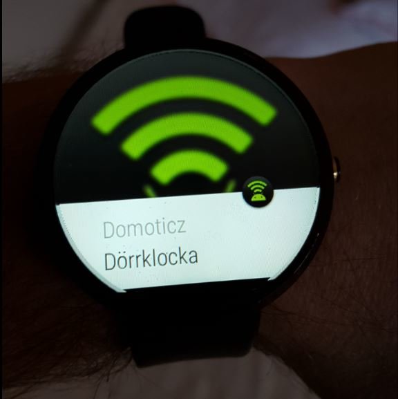 Smartklocka visar notifikation med texten "Domoticz Dörrklocka" och wifi-symbol.