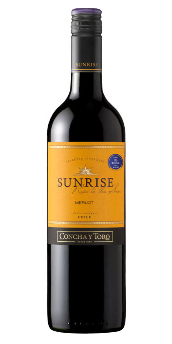 En flaska Sunrise Merlot vin från Concha Y Toro, Chile, med en gul etikett.