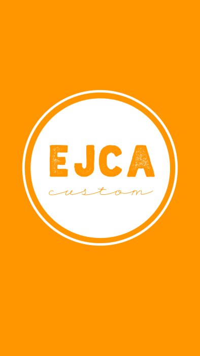 Logotyp med texten "EJCA custom" inom en vit oval på en orange bakgrund.