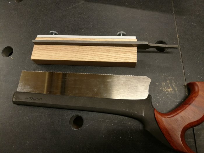 Trubbiga sågtänder på Veritas rip dovetailsaw, filhållare, skränktång och minifil på verkstadsbord.