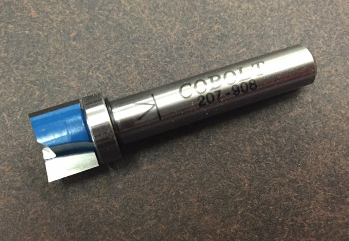 Frässtål med märkningen "COBOLT 207.900" och synliga spån från fräsning på en arbetsbänk.