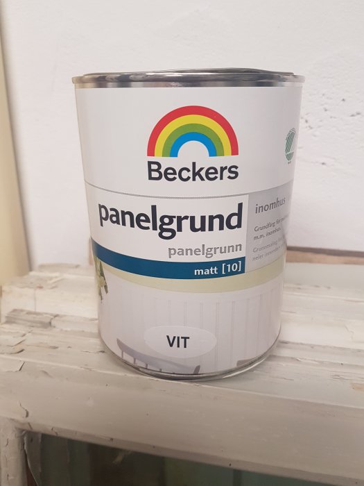 Burk med Beckers panelgrund för inomhusbruk, matt vit, står på en vitmålad yta.