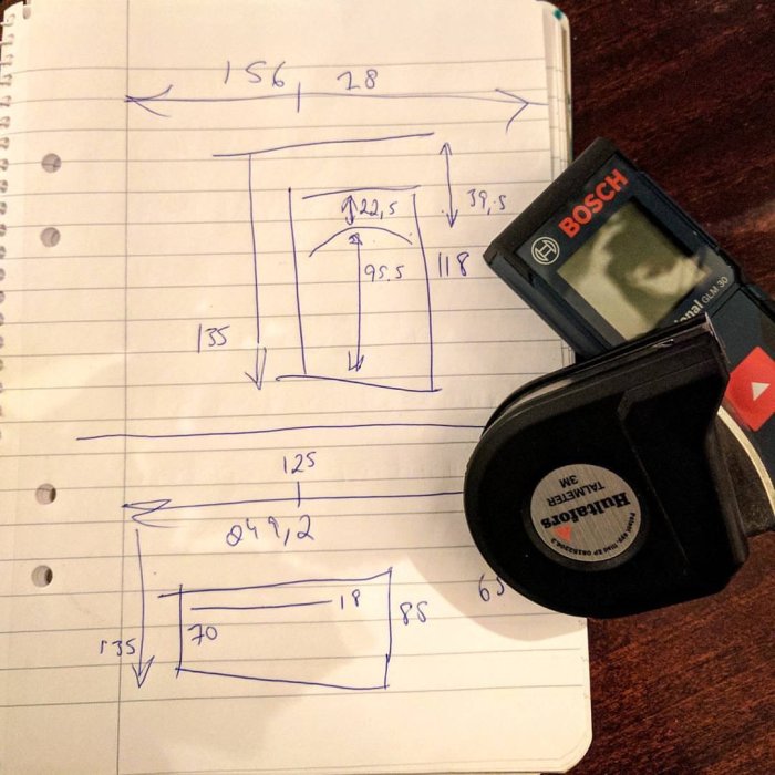 Handskriven skiss med mått för upphängning av tavlor och en Bosch måttband.