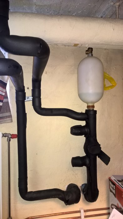 Isbildning på svarta rör och expansionskärl i ett värmesystem, potentiell fuktläckage.