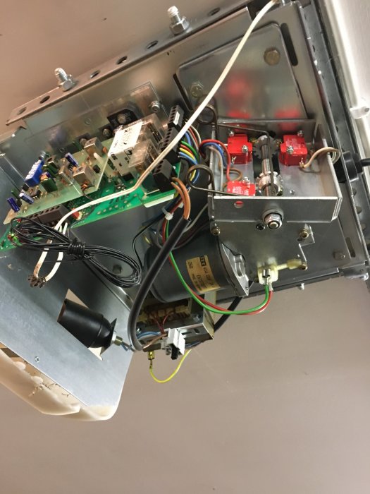 Interiör av en Stanley garageportsöppnare med synliga kretskort och elektriska komponenter.