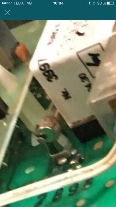 Närbild av en elektrisk säkring med en grön lysdiod som lyser, indikerar att säkringen är hel.