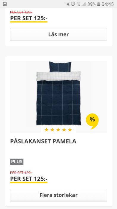 Marinblått påslakanset "Pamela" med rutmönster, visat i annons med pris och femstjärnig betygsskala.