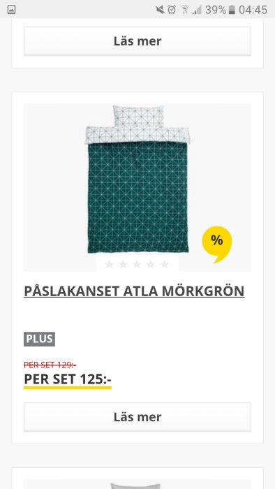 Mörkgrönt påslakanset med geometriskt mönster, rabattmärkning och produktpris.