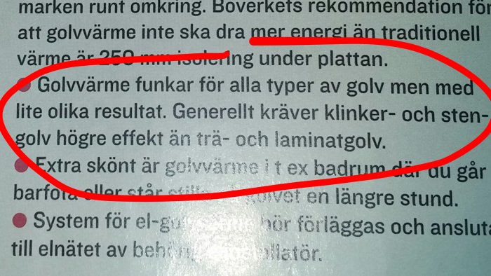 Utdrag ur en artikel om golvvärme som jämför effektbehov för klinker- och trädgolv.