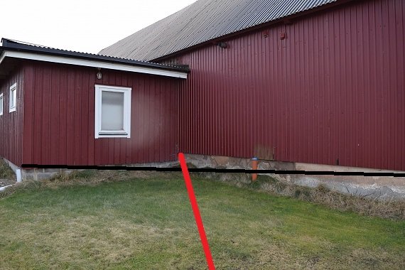 Röd linje markerar en diagonal på bild av husfasad och gräsmatta för att illustrera kryssmätning.