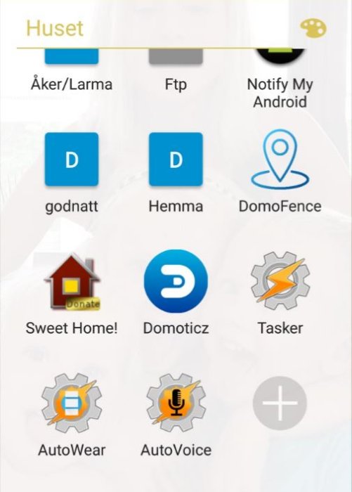 Skärmbild av en smartphone med appikoner för smarta hemfunktioner som Domoticz, Tasker, AutoWear och AutoVoice.