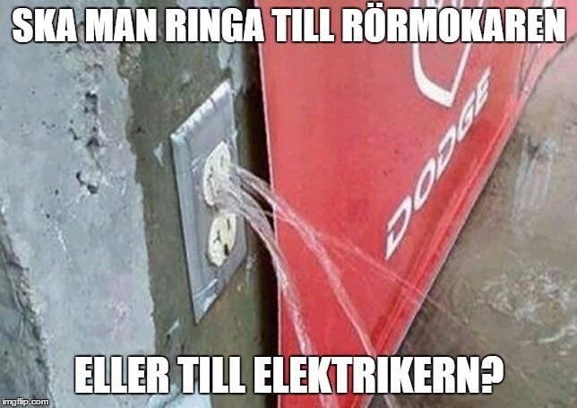Elektrisk uttag med smältande Coca-Cola automatlucka som liknar läckande vätska med texten "Ska man ringa till rörmokaren eller elektrikern?