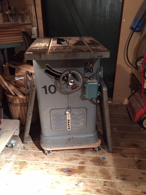 Grå verktygsmaskin med veva och kontrollpanel i en verkstadslokal, beskriven som nyligen inköpt men med defekt motor.