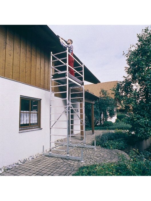 Person använder en modulär Zarges ställning vid husrenovering.