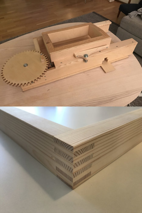 Övre bilden visar en hemgjord box-joint jig i trä med en tandad cirkelsågskiva, nedre bilden visar träbitar med sågade box-joints.