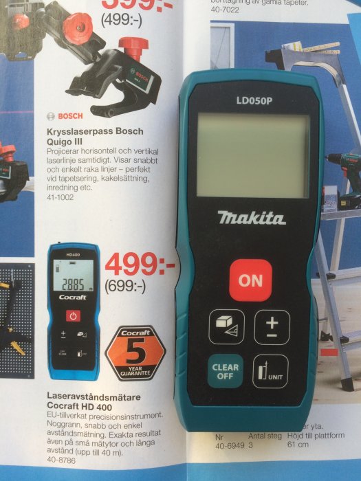 Handhållen laseravståndsmätare Makita LD050P vid en katalogsida för byggprodukter.