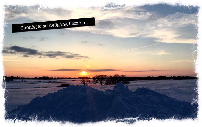 Solnedgång över ett snötäckt landskap med snöhögar i förgrunden.