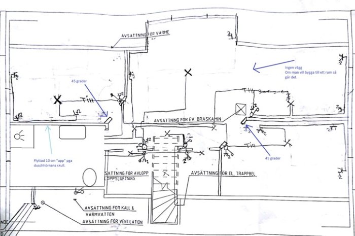 Skiss över byggprojekt med markerade eldragningar, 45 graders dörröppningar och planerade utrymmen.