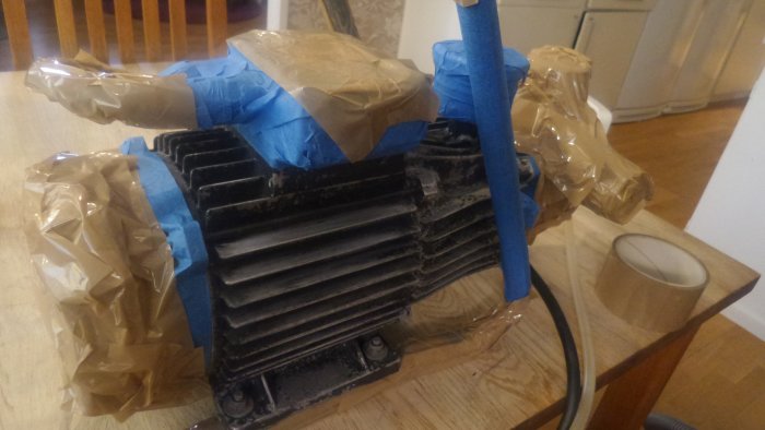 Höjtryckstvätt med skyddad plast och maskeringstejp inför ommålning.