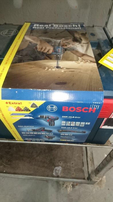 Bosch verktygslåda för GSR 10,8-2-LI borrskruvdragare på en hylla i en butik.