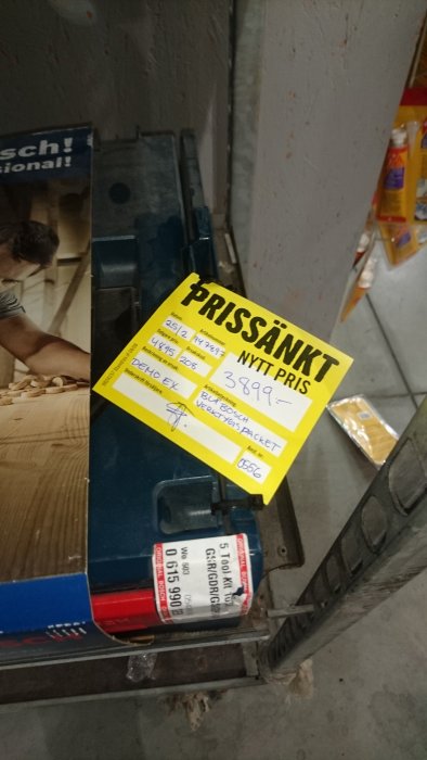 Prissänkt skylt på Bosch verktygspaket hos Hornbach, med nytt pris 3899 SEK.