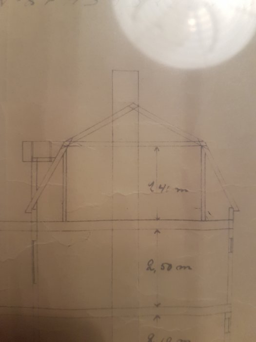 Handritad byggritning som visar en sektion av ett hus med måttangivelser, inklusive en snedvägg och takfot.