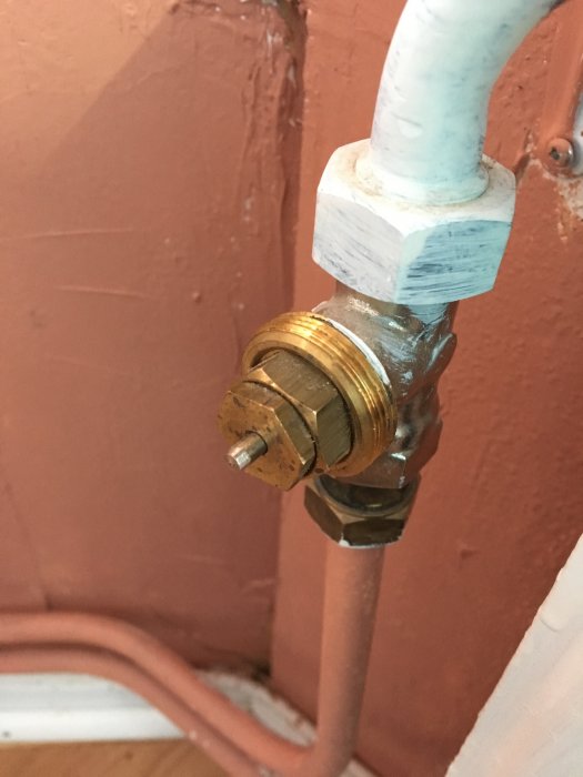 Radiatorventil med mässingsmutter och vit plastfläns som kolliderar, förhindrande termostatmontering.